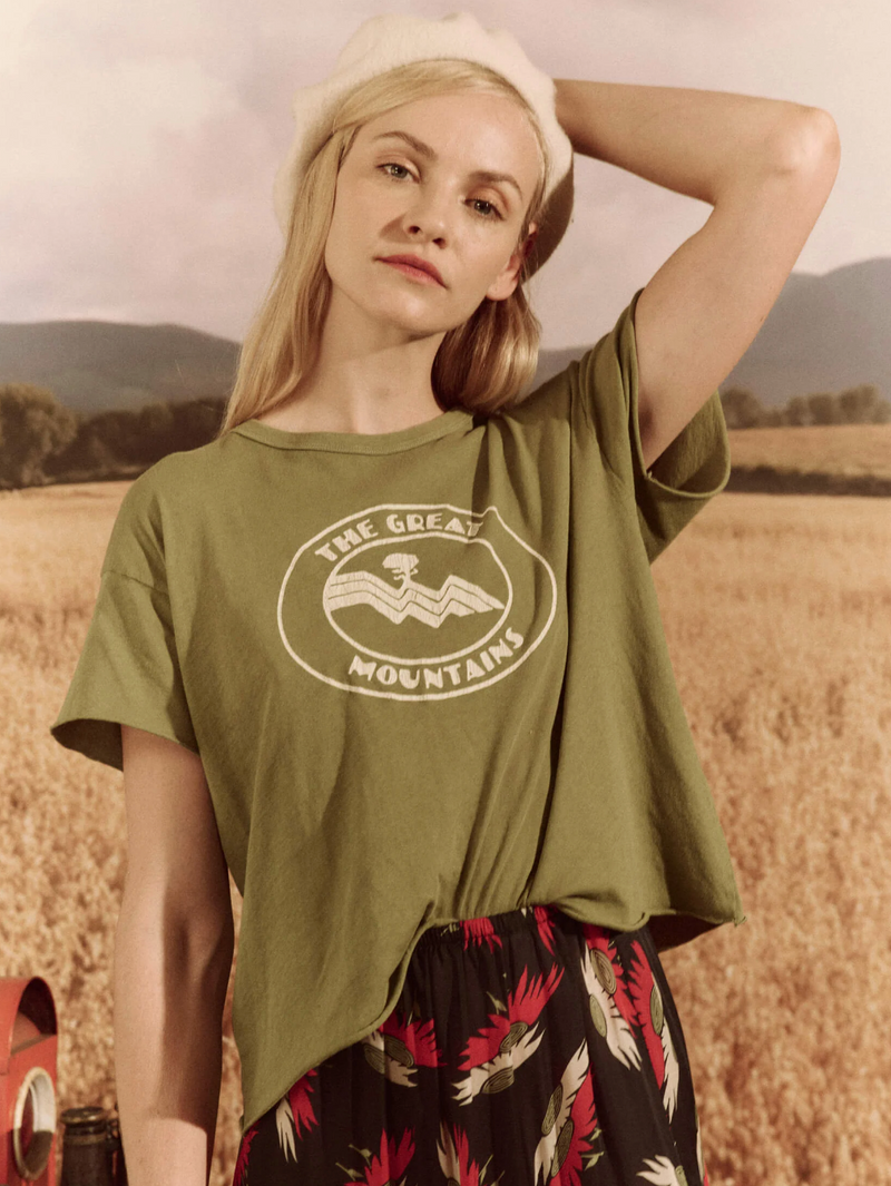 The Crop Tee WITH MOUNTAIN RESORT GRAPHIC