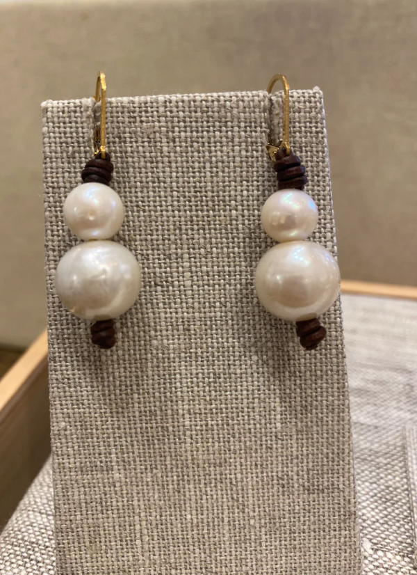 Earrings | Round Pearl Stack on Leather-Sm